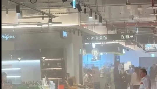 影/裕隆城驚見美食街火警！軌道燈噴火花竄煙