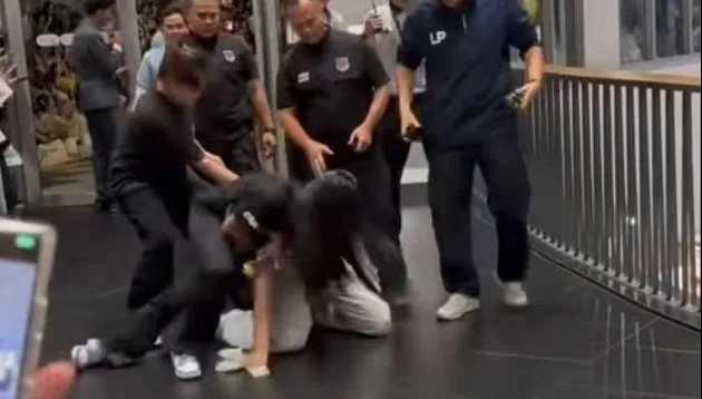影/泰國追星插隊？陸女粉被保全「鎖喉」架走　當事人發文呼冤