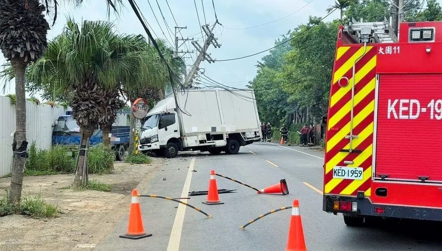 桃園貨車撞電桿釀2858戶停電　台電：估晚間6時前全復電