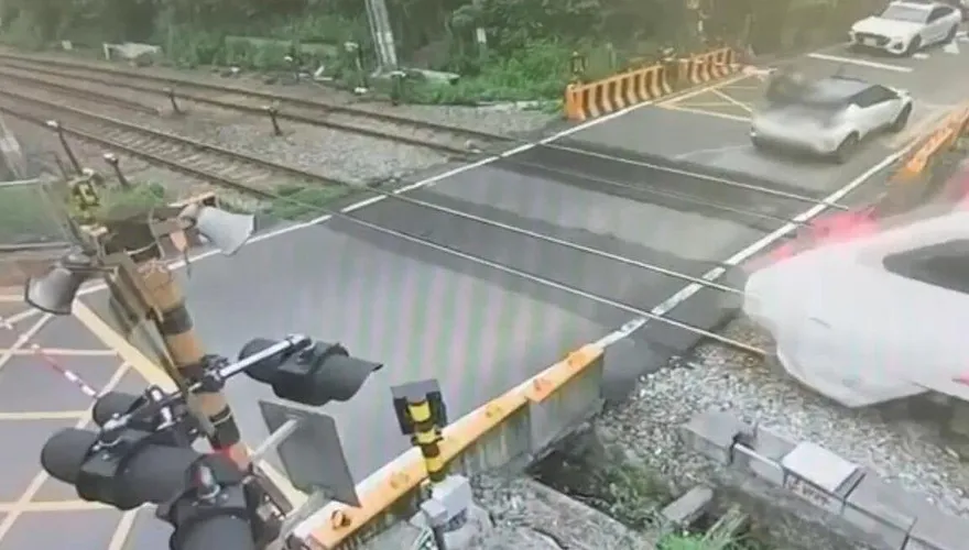台鐵驚見「車卡平交道差點遭自強號解體」！恐罰9萬、扣照