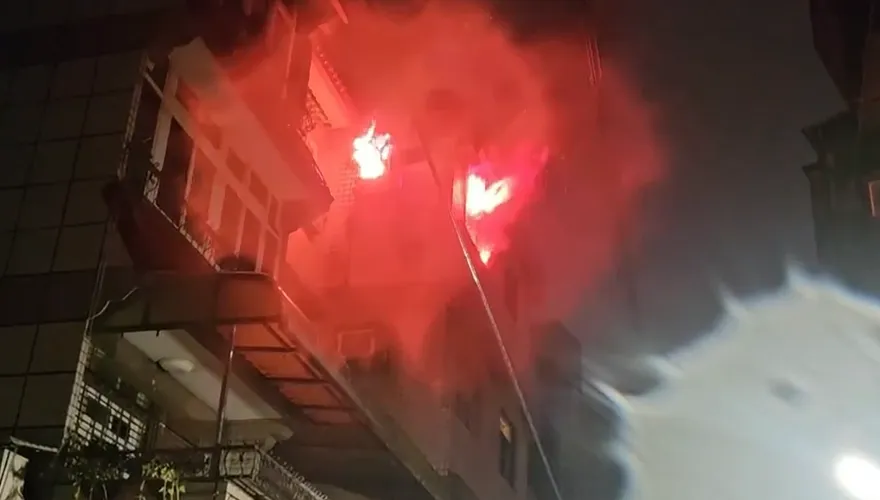 影/新竹透天厝深夜火警！4樓陷火海烈焰狂竄　住戶嚇壞急逃