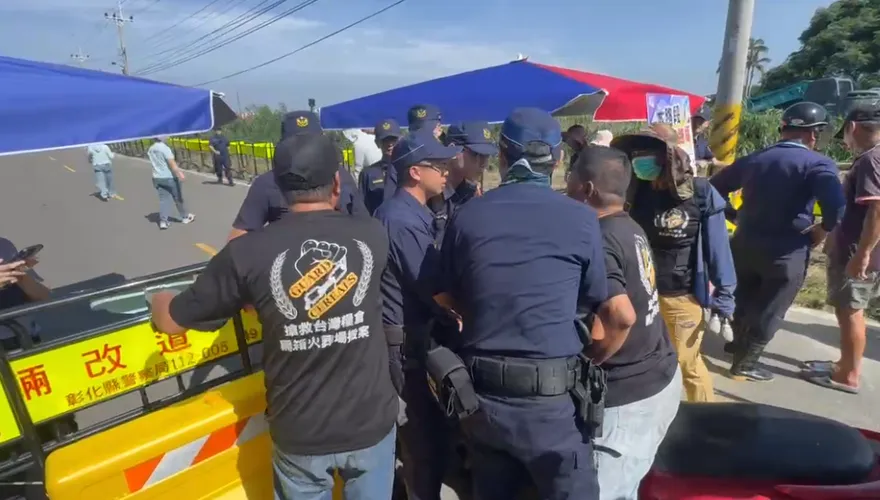 影/氣氛緊繃！彰化火化場動土爆發衝突　男送米遭阻怒槓警