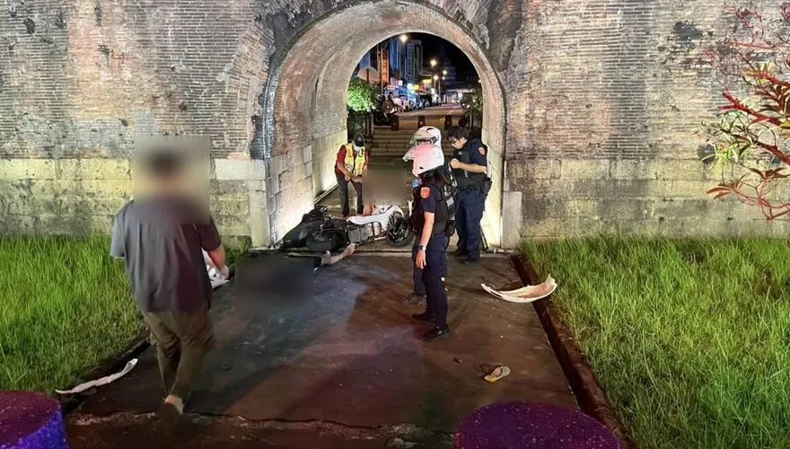 電動車雙載出事！17歲少年猛撞恆春古城牆　2人受傷送醫