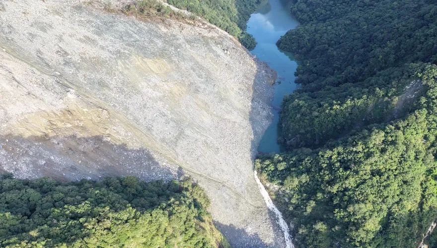萬里溪堰塞湖水位又升！蓄水量破616萬噸　最新空拍畫面曝
