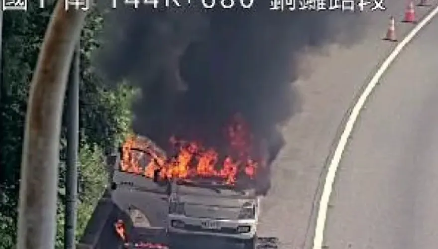 影/疑切割機過熱自燃！國1銅鑼段小貨車陷火海　駕駛急停逃命
