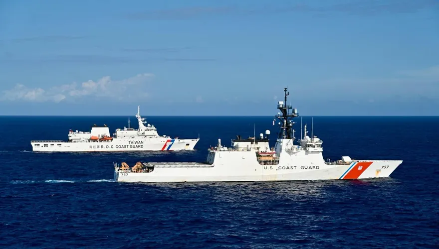 台美海防聯手檯面化！　海巡、海防艦艇同框畫面首度曝光