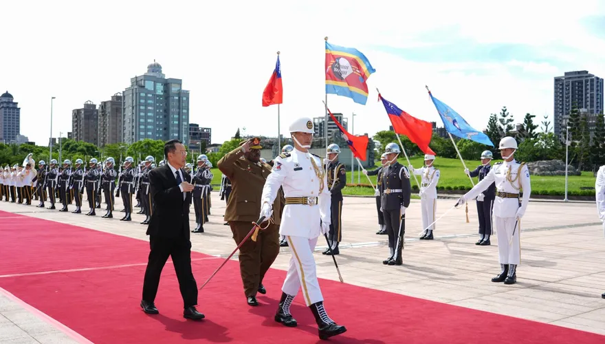 提升兩國軍事交流　顧立雄與史瓦帝尼國防軍司令相互贈勳