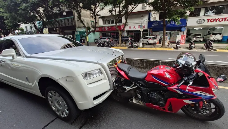影/租來的「鬼魅」出事了！北市2千萬勞斯萊斯撞重機