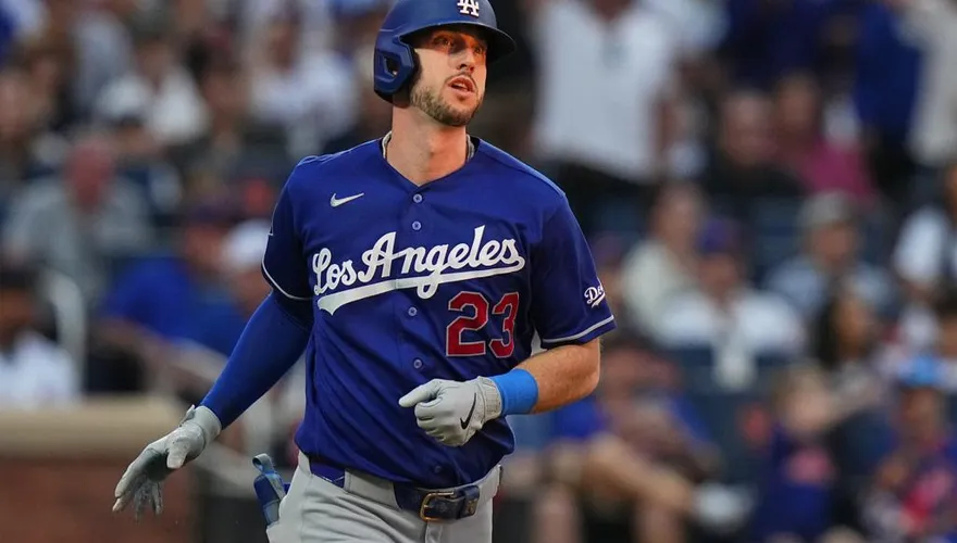 MLB/塔克關鍵時刻突停三壘！道奇教頭氣到臉垮　主播怒：完全無法理解