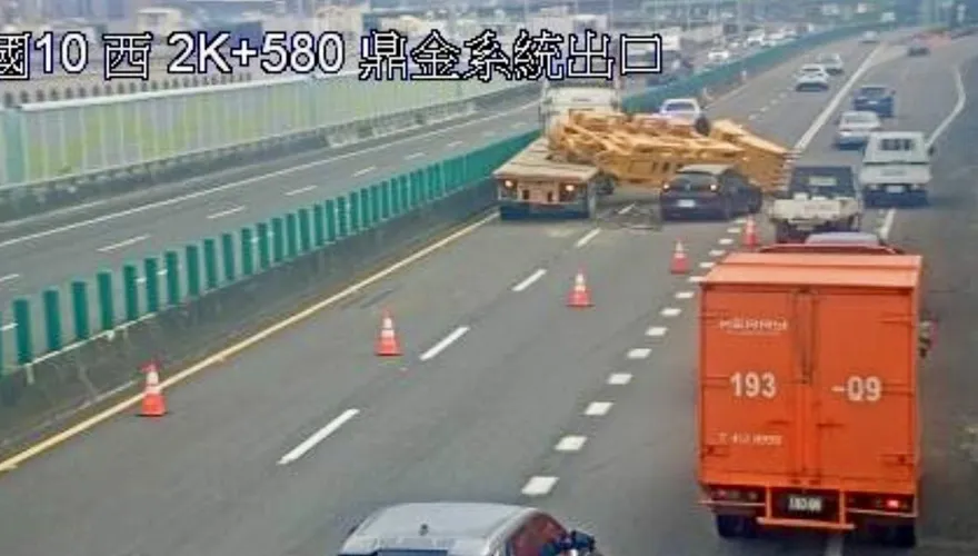 國道10號拖板車、3自小客連環撞　回堵4公里