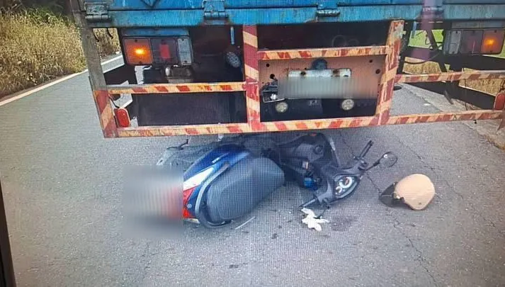 台南驚魂！大貨車施工區倒車吞噬女騎士　路過車輛喊停救命