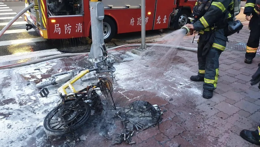 北市立法院旁驚傳火警　電動自行車陷火海幸無人傷