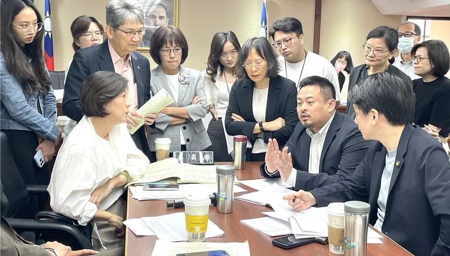 12歲以下小孩爸媽遠距上班　推動時程曝！