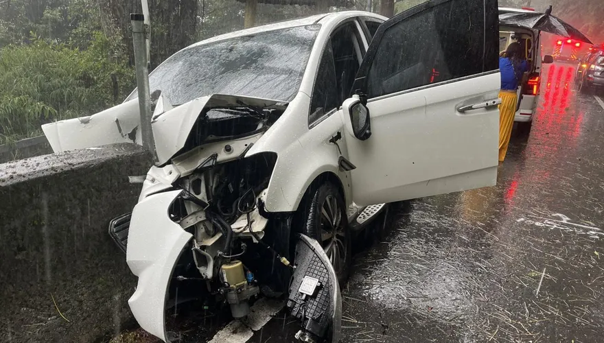 中橫下冰雹！婦開車「疑視線不清」自撞　母子3傷緊急送醫