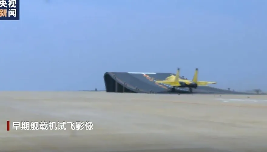 差5米險墜海！殲-15遼寧艦起飛「引擎突故障」　飛行員急煞停