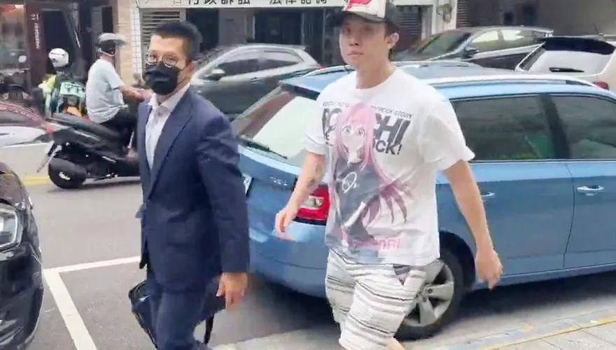 影/孫安佐「爸媽沒陪」出來面對了！僅律師陪同出庭