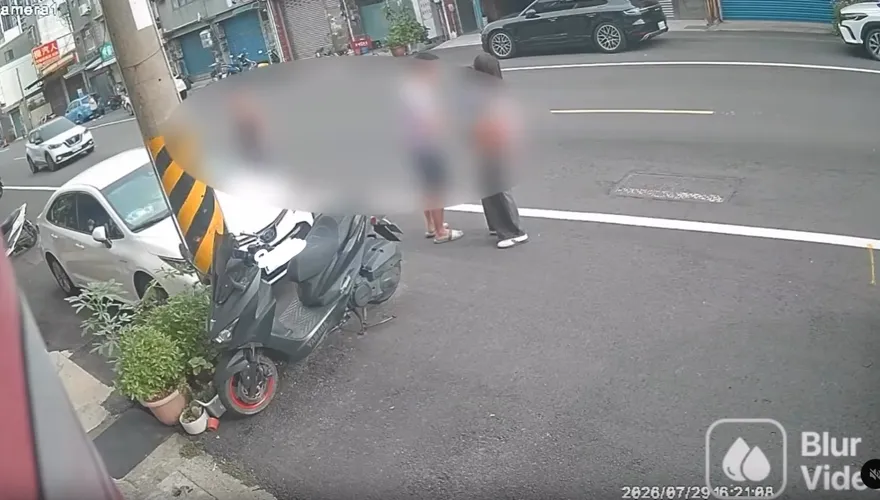 影/竹北媽車停肉圓店門口引糾紛　老闆怒衝托嬰中心飆三字經