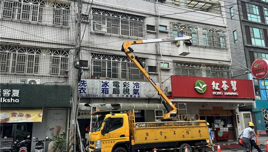 影/換招牌吊車勾電線！嘉義工人命危送醫　釀近3千戶停電