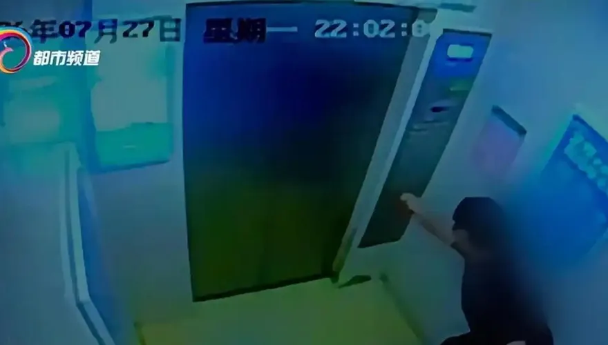 陸少年返家搭電梯「31樓墜B2」　母怒：一家3年遇3次失控