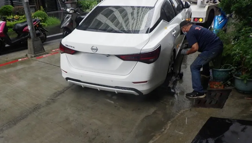 影/擋大體回家！高雄白車堵喪家　無紅線仍遭拖吊可罰1200
