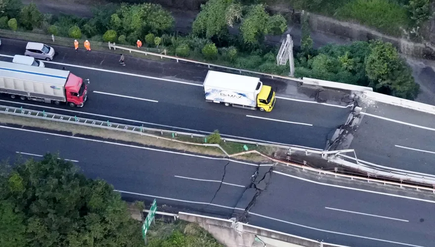 影/熊本強震直擊「公路崩裂」瞬間！卡車司機載10噸貨物急煞