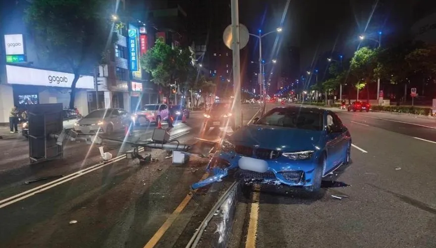限量BMW跑車借朋友開撞分隔島　車主坐副駕心痛傻眼