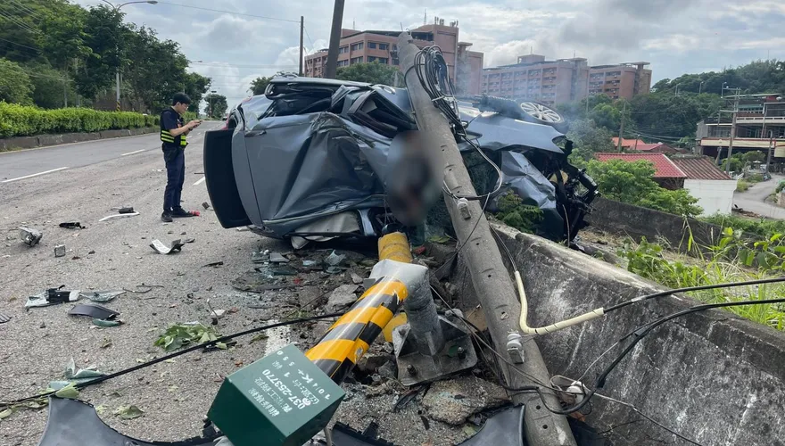 影/苗栗77歲婦駕車彎道自撞電桿亡　驚悚撞擊瞬間曝