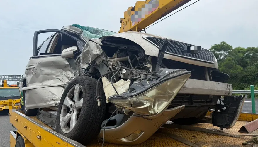 國3清水段轎車自撞護欄　聯結車閃避不及釀1傷