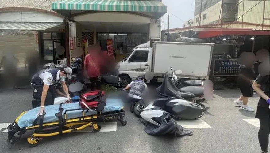 高雄小港貨車暴衝撞路邊5機車　駕駛命危送醫