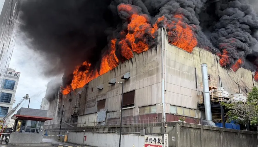 新竹工業區廠房起火！濃煙直竄天際...現場驚傳爆炸聲