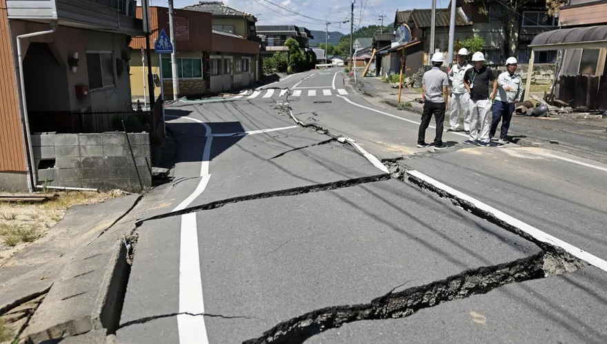 熊本震後多處驚爆土壤液化　貨車險墜崖、百年溫泉旅館塌