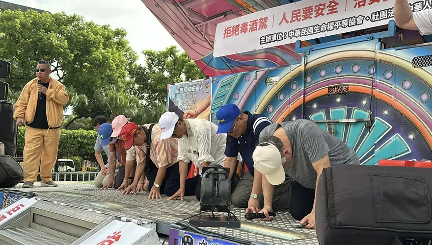 影/被害人家屬凱道集體下跪　向總統府及法院卑微訴求