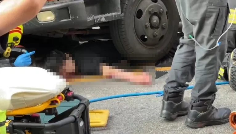 影/台中行人地獄！男遭貨車輾壓滿身血　堆高機出動救人