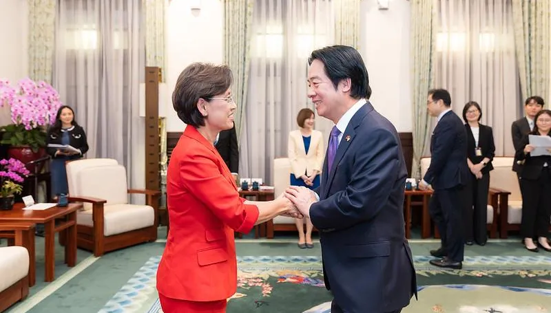 接待美跨黨派議員訪團　賴總統致贈「漢光限定」伴手禮