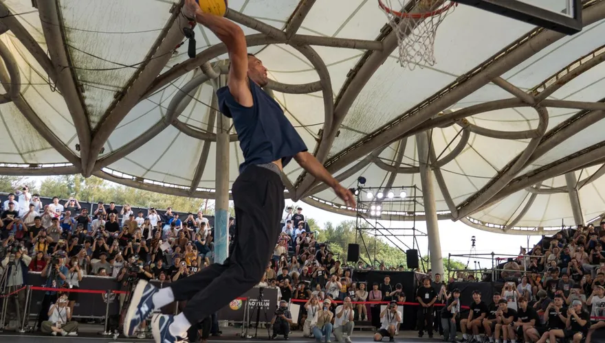 巨星蒞臨桃園！NBA球星拉文大秀暴扣　竹圍漁港沸騰了