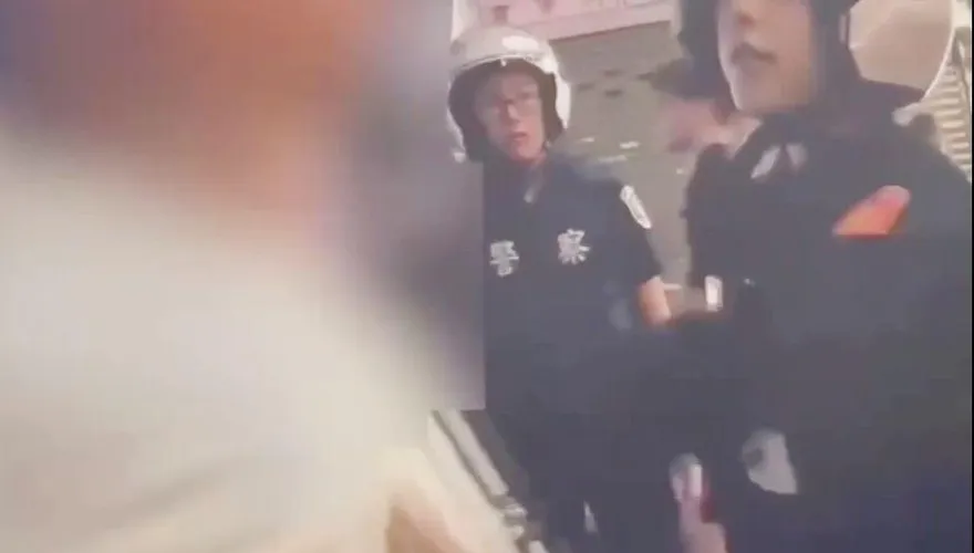 影/通化夜市「醉漢騷擾知名鹹水雞攤」！正妹警聯手同僚秒撲壓制