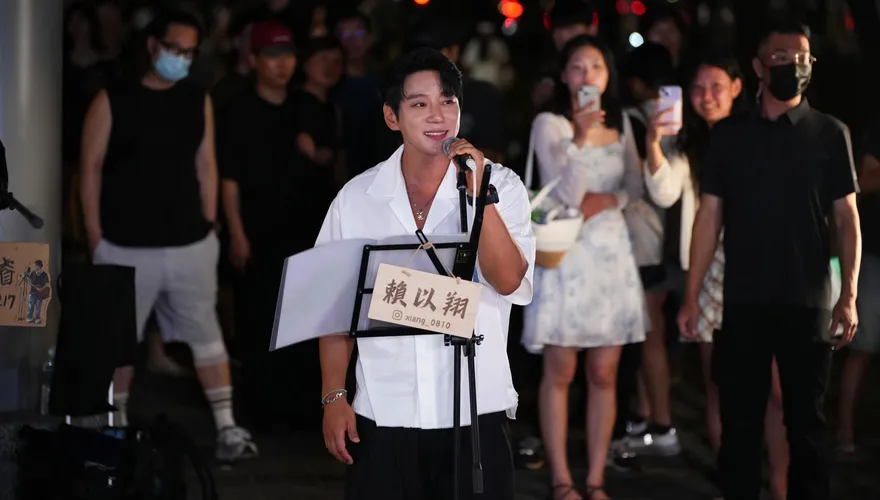 韓歌王黃致列突襲信義區路演　寵粉飆中文金曲〈愛我別走〉 樂收愛文芒果