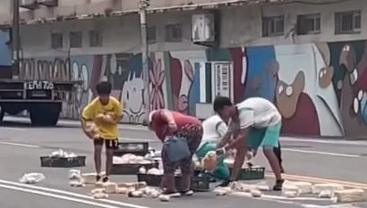 麵包掉馬路中！高雄國中生放下書包幫撿　暖心畫面曝