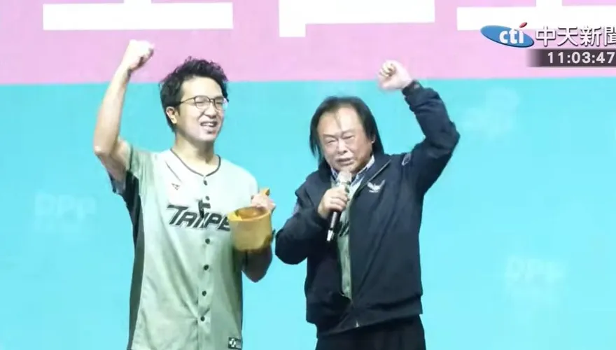 接副主委首度同框！王世堅喊任憑差遣　送沈伯洋「水瓢」涵義曝