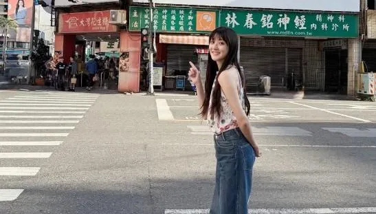 林逸欣曬與爸診所招牌合照！網求「別停售精油膏」 回應了