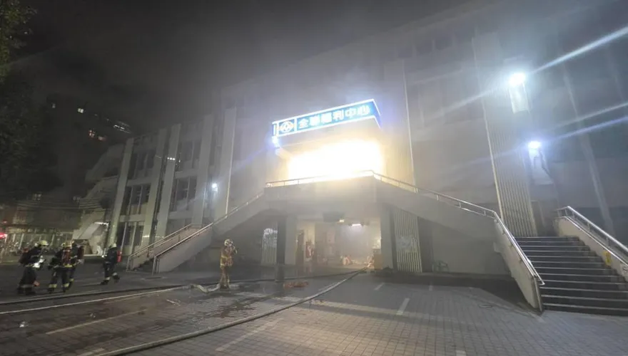 三重光明市場晚間火警！25輛消防車急搶救　幸無人員傷亡