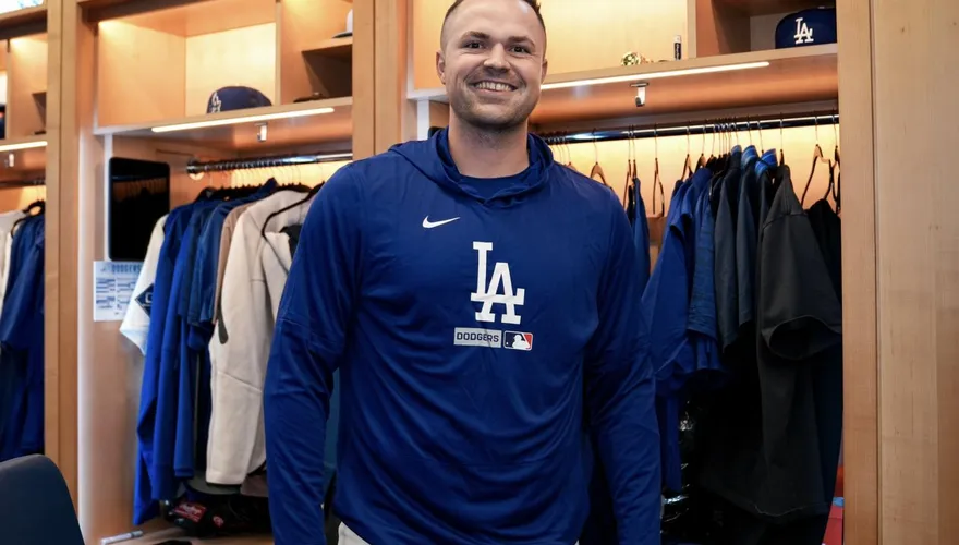MLB/史庫柏突現身道奇休息室！大谷、山本由伸「愛的抱抱」