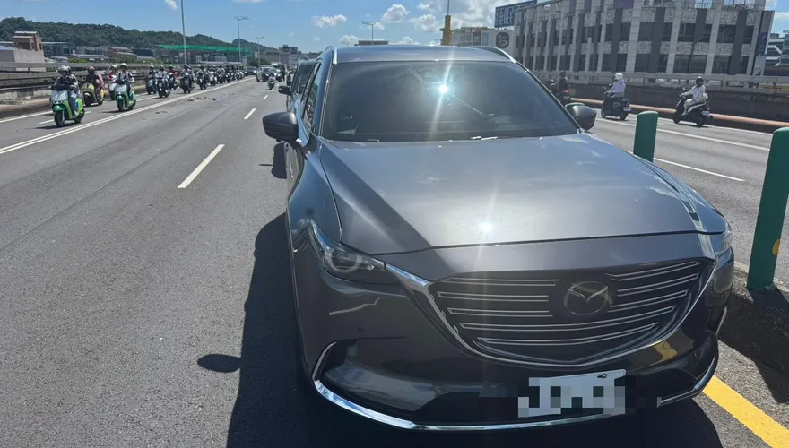 台北內湖民權大橋5車撞一團　小貨車未保車距釀2傷