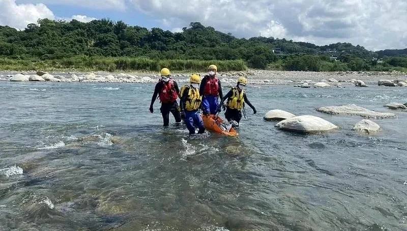 大甲溪河床中央男屍載浮載沉！警消涉水打撈　身分待查