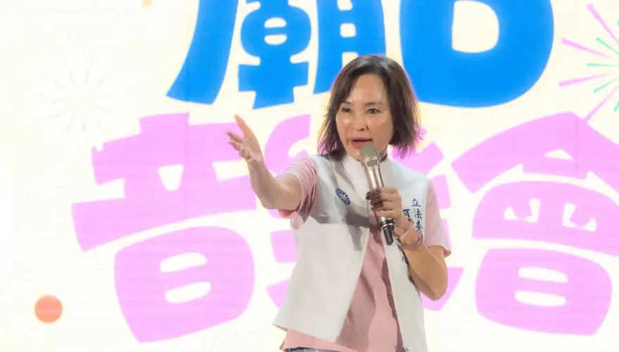 柯志恩廟口開講氣勢驚人！藍委：被抱怨椅子不夠坐