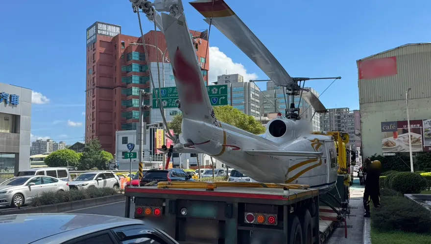 影/汐止拖板車載直升機扯斷電纜！46歲駕駛無通行證遭開罰