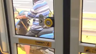 高雄「三寶機車伯」亂停鐵軌　輕軌全車減速等他一人