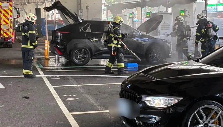 影/台北新生高架橋下停車場電動車起火　疑充電電池自燃