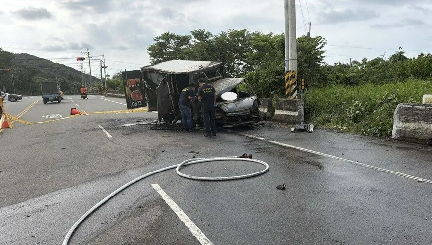 影/苗栗後龍台6線火燒車！小貨車駕駛來不及逃生被燒成焦炭