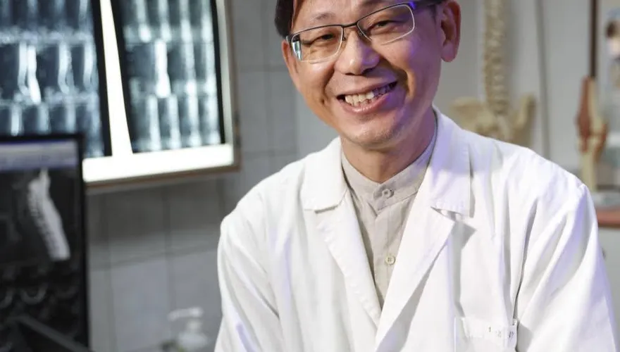 神經外科名醫李偉裕門診、手術突取消　醫師兒嘆：爸突然失業